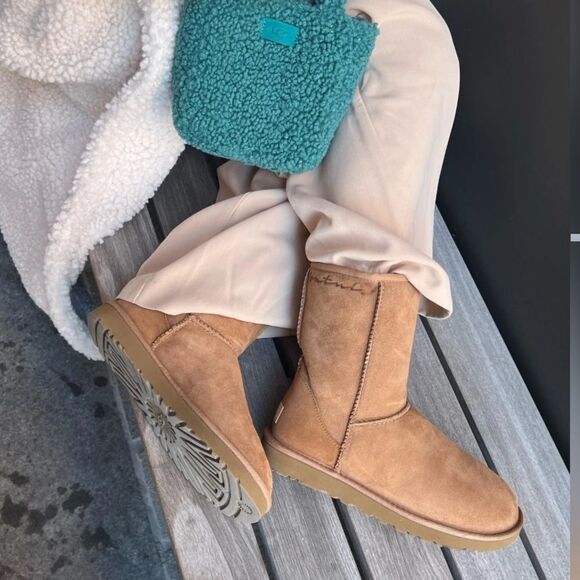 UGG woman’s Classic Short II boot | chestnut | size 9 - Picture 2 of 12